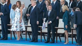 La tribune officiel du défilé du 14 Juillet ou siègent les couples présidentiels, américain et français.