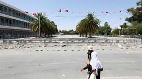 La place du Bardo, sur laquelle donne l'Assemblée nationale, dans le centre de Tunis, qui a été bouclée lundi par l'armée et déclarée "zone militaire fermée", après des affrontements entre partisans et adversaires du gouvernement. Le Premier ministre tuni