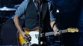 Bruce Springsteen (photo) et Jon Bon Jovi, originaires du New Jersey, ont participé vendredi à un concert aux côtés de Sting et de Christina Aguilera en faveur des victimes de l'ouragan Sandy. /Photo prise le 2 novembre 2012/REUTERS/Heidi Gutman/NBC