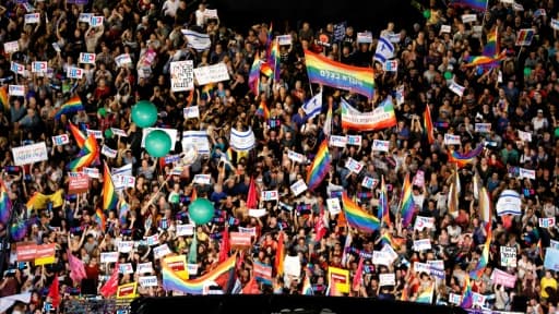 Des manifestants rassemblés sur la place Yitzhak Rabin à Tel-Aviv pour manifester contre une loi interdisant la GPA aux couples gays, le 22 juillet 2018