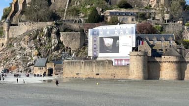 Une affiche publicitaire sur le Mont-Saint-Michel, installée le 17 février 2024. 