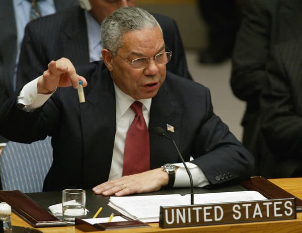 Colin Powell, le secrétaire d'État américain, brandit une fiole d'anthrax le 5 février 2003 au conseil de sécurité de l'ONU