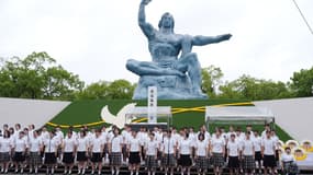 La cérémonie pour la paix de Nagasaki se tient devant la statue de la paix au parc de la paix de la ville de Nagasaki le 9 août 2025.
