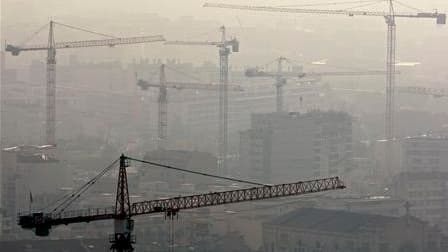 Grues sur des chantiers à Marseille. Plus de 131.000 logements sociaux ont été construits en 2010, un record selon le gouvernement, mais un chiffre qui ne satisfait pas les associations de mal logés. /Photo d'archives/REUTERS/Jean-Paul Pélissier