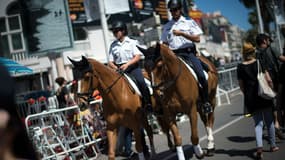 La police patrouille à cheval au Festival de Cannes 2015