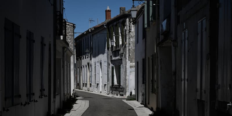 Une rue déserte du centre du Château-d'Oléron, sur l'île d'Oléron (Charente-Maritime), le 8 avril 2025. 