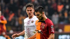 Bertug Yildirim (à gauche) au duel avec Léo Dubois lors de Galatasaray-Hatayspor (4-0, 19e journée de Super Lig), le 13 janvier 2023