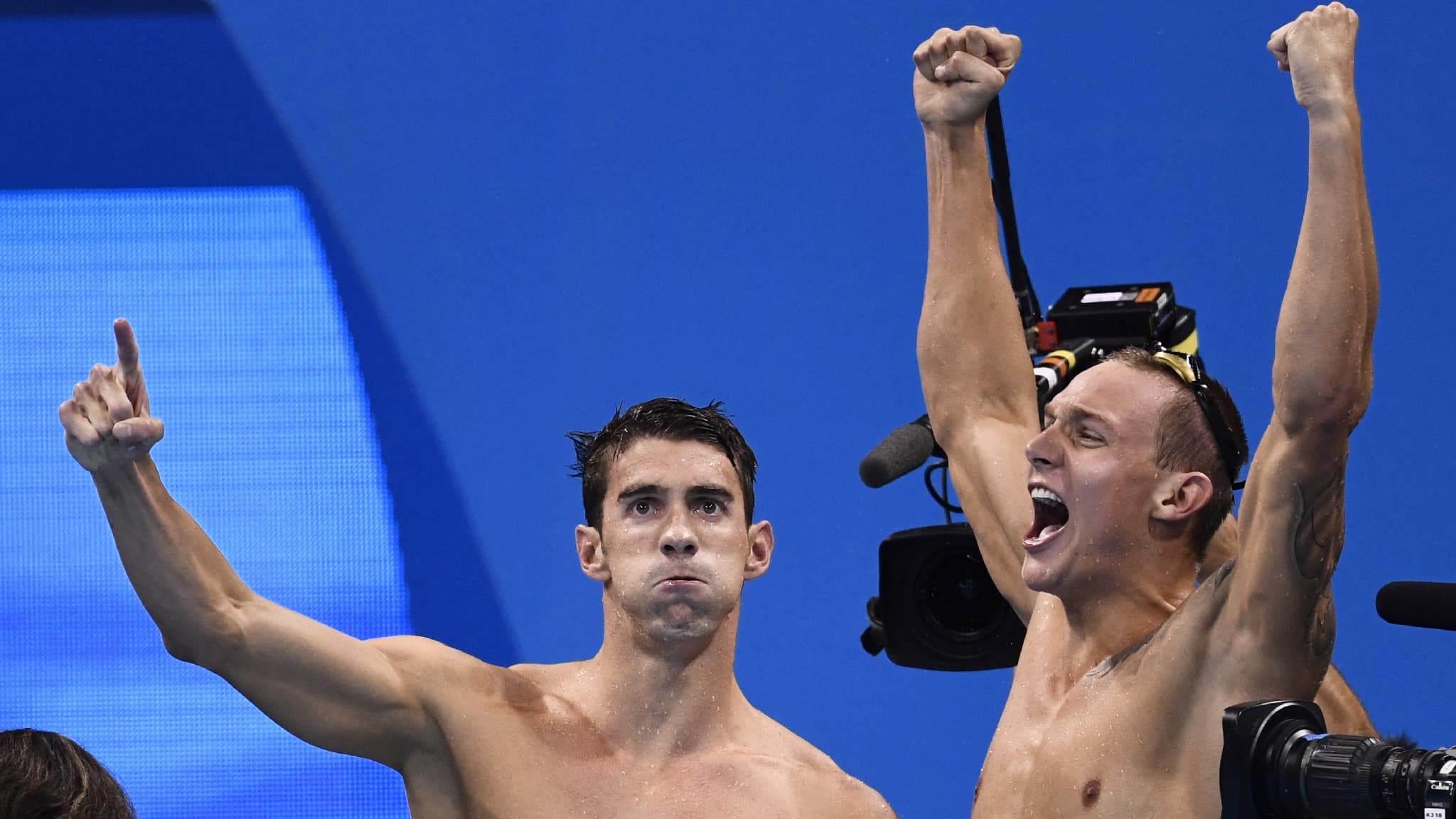 Michael Phelps (au centre) et Caeleb Dressel célèbrent le titre olympique du 4x100 mètres nage libre américain à Rio en 2016