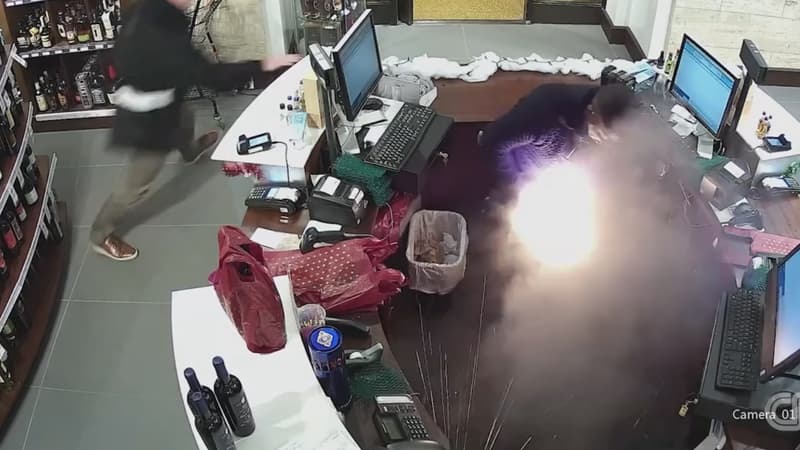 Un homme a été grièvement brûlé par une cigarette électronique qui a explosé dans sa poche.