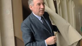 Le président du MoDem, François Bayrou, lors des élections locales du 29 mars 2015 dans sa ville de Pau