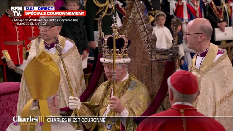 Le roi Charles III est couronné par l'archevêque