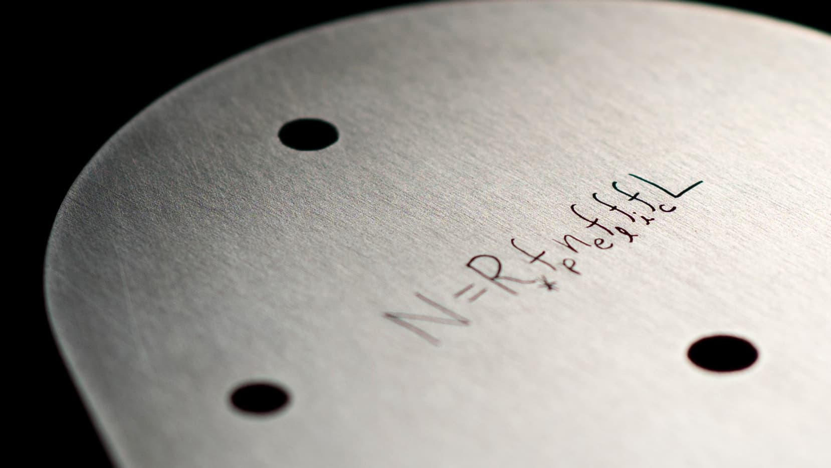 Photo de la plaque métallique qui accompagnera le vaisseau spatial Europa Clipper lors de son lancement, publiée par la NASA sur X (ex-Twitter) le 8 mars 2024. Photo de la plaque métallique qui accompagnera le vaisseau spatial Europa Clipper lors de son lancement, publiée par la NASA sur X (ex-Twitter) le 8 mars 2024.