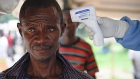 Un homme se fait contrôler sa température dans un centre de prévention anti-Ebola en RDC.