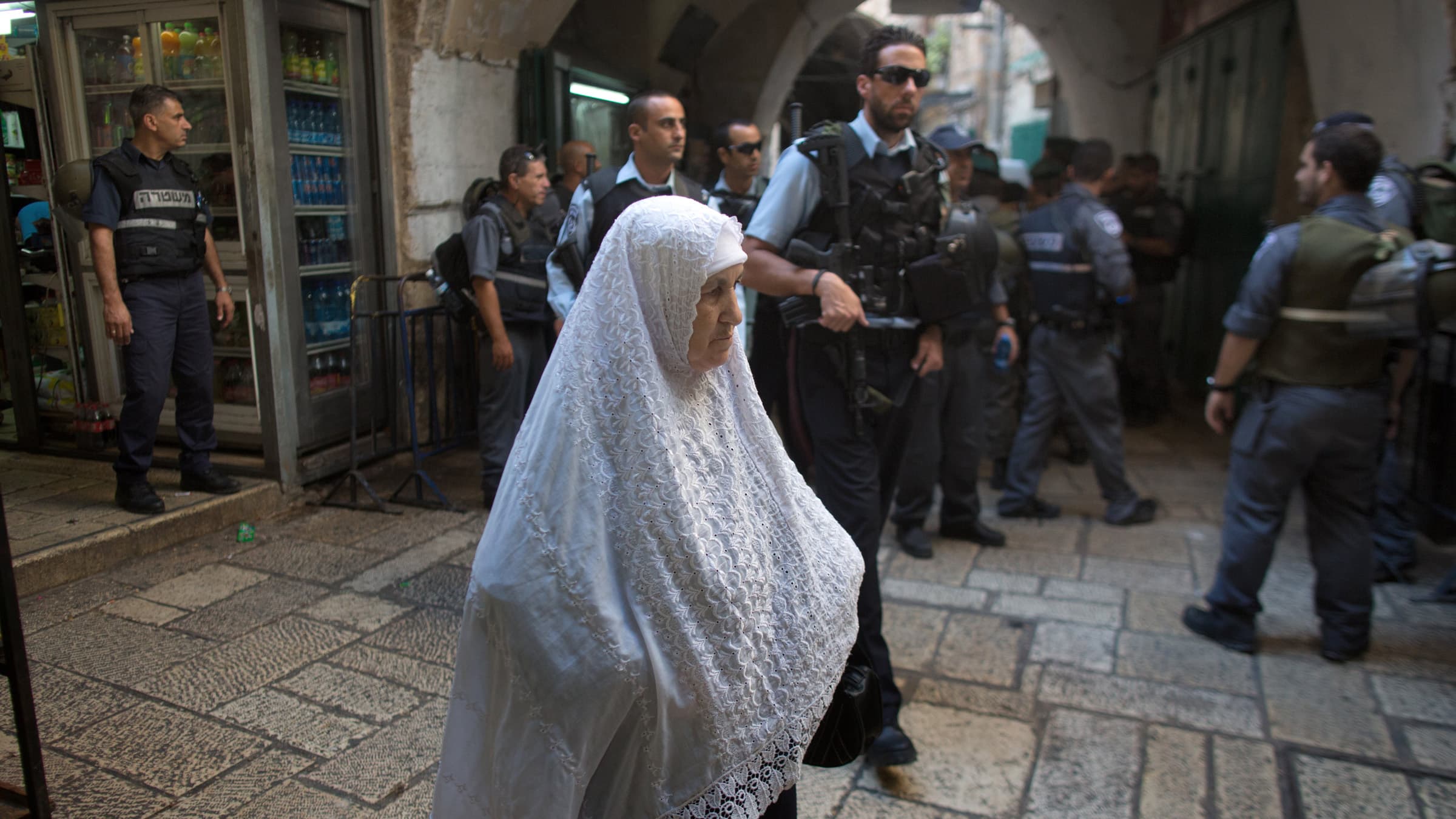 Une femme palestinienne passe devant un check point israélien, le 8 octobre, dans la Vieille ville de Jérusalem. Une femme palestinienne passe devant un check point israélien, le 8 octobre, dans la Vieille ville de Jérusalem.