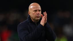 Arne Slot, l'entraîneur de Liverpool, en train d'applaudir après un match de Premier League en janvier 2026
