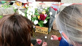 Des fleurs sont déposées le 5 mai 2021 à Mérignac, près de Bordeaux, à l'endroit où une femme de 31 ans a été brûlée vive par son ex mari.