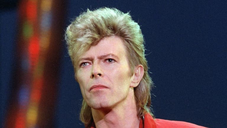 Le chanteur britannique David Bowie et sa coupe mulet en juillet 1987 à La Courneuve, près de Paris