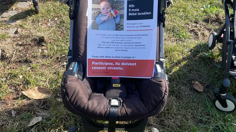 À Nice ce jeudi 26 octobre 2023, le portrait de Kfir, 9 mois, otage du Hamas, a été installé dans une poussette vide. À Nice ce jeudi 26 octobre 2023, le portrait de Kfir, 9 mois, otage du Hamas, a été installé dans une poussette vide.
