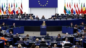 La présidente de la Commission européenne, Ursula von der Leyen, prononce un discours lors d'un débat sur l'engagement de l'UE en faveur d'une paix juste et durable pour l'Ukraine, dans le cadre d'une session plénière du Parlement européen, à Strasbourg, dans l'est de la France, le 26 novembre 2025 (Photo  d'illustration)