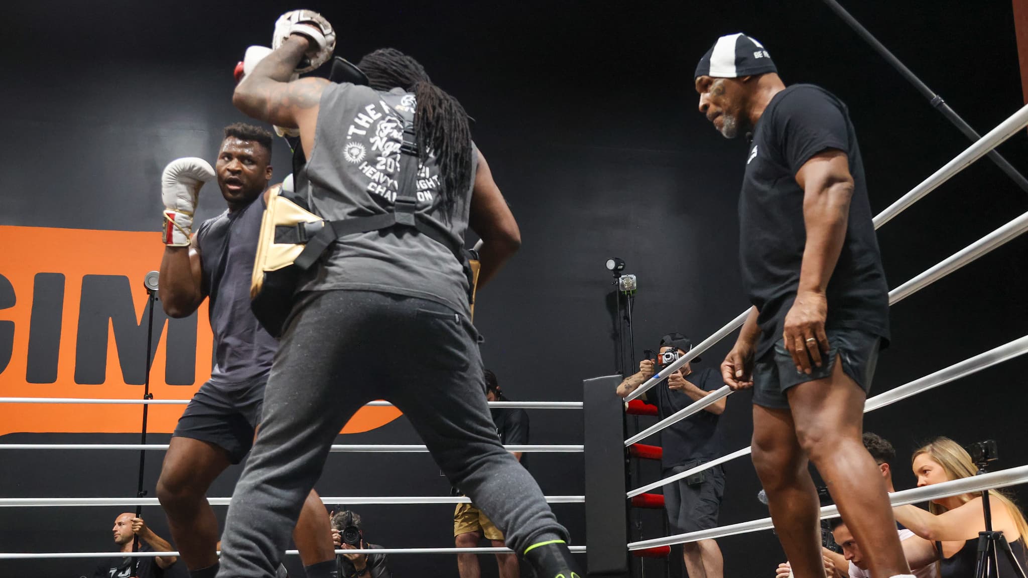 Tyson Fury (de face) et Mike Tyson (à droite) lors d'un entraînement à Las Vegas en septembre 2023 Tyson Fury (de face) et Mike Tyson (à droite) lors d'un entraînement à Las Vegas en septembre 2023