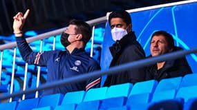 Nasser Al-Khelaïfi (au centre) entouré de Mauricio Pochettino (à gauche) et Leonardo (à droite)