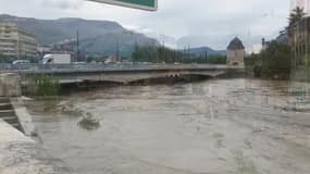 La rivière Isère est en crue - Témoins BFMTV