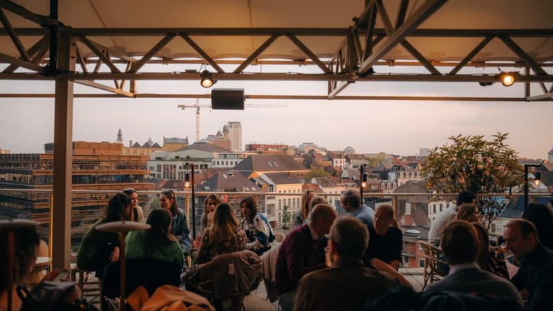 Le restaurant rooftop de l'hôtel Yalo de Gand exige un montant minimal de 65 euros de consommation par personne.