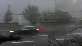 Une forte tempête frappe Saint-Etienne - Témoins BFMTV