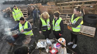 Des gilets jaunes à un dépôt pétrolier du Mans, le 10 décembre 2018.