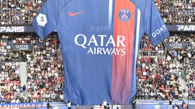 Un maillot géant du PSG en août 2023