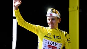 Tadej Pogacar avec le maillot jaune le 13 juillet 2025