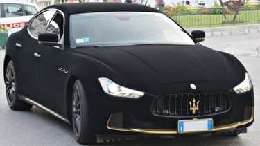 Cette Maserati Ghibli est entièrement recouverte de velours noir.