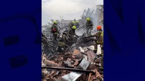 Des pompiers interviennent à Medellin, en Colombie, après le crash d'un avion sur un quartier résidentiel, le 21 novembre 2022
