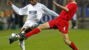 Didier Drogba face à Sami Hyypiä en 2003-04