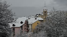 La commune de Guillestre, dans les Hautes-Alpes, avec le clocher de l'église Notre-Dame-d'Aquilon, ici en décembre 2012.