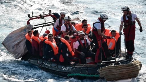 Un groupe de migrants transféré vers l'Aquarius, près des côtes libiennes, le 12 mai 2018 Un groupe de migrants transféré vers l'Aquarius, près des côtes libiennes, le 12 mai 2018