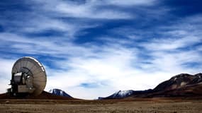 L'un des radiotéléscope du parc de l'Alma, tourné vers les montagnes.