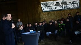 Jordan Bardella présent sur une exploitation agricole le 20 janvier 2024 à Queyrac, en Gironde 