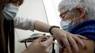 Une malade se fait administrer le vaccin Pfizer/BioNTech contre le Covid-19 à Marcq-en Baroeul, dans la banlieue de Lille, le 4 avril 2021