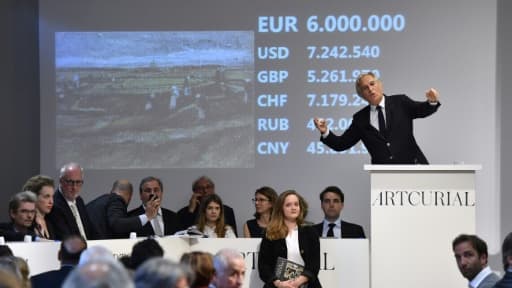 Le commissaire priseur Francis Briest lors de la vente du tableau les "Raccommodeuses de filets dans les dunes" de Vincent Van Gogh, à Paris le 4 juin 2018