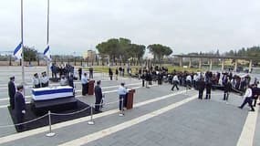 Le cercueil d'Ariel Sharon est exposé au public devant la Knesset, le parlement israélien, ce dimanche.