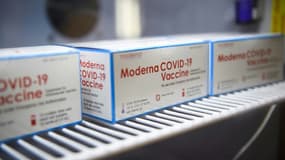 Des boîtes de doses du vaccin Moderna contre le coronavirus, le 25 janvier 2021 à Los Angeles