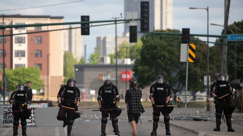 Des émeutes ont éclaté à Minneapolis après la mort d'un Afro-Américain peu après son interpellation par la police.