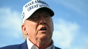 Donald Trump s'adresse aux journalistes avant d'embarquer à bord d'Air Force One depuis l'aéroport municipal de Morristown à Morristown, New Jersey, le 25 mai 2025,