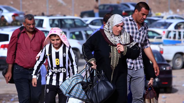 Une famille fuit la province de Nivine, le 11 juin 2014.