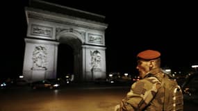Un soldat sur l'avenue des Champs-Elysées le soir de l'attaque du 20 avril 2017.