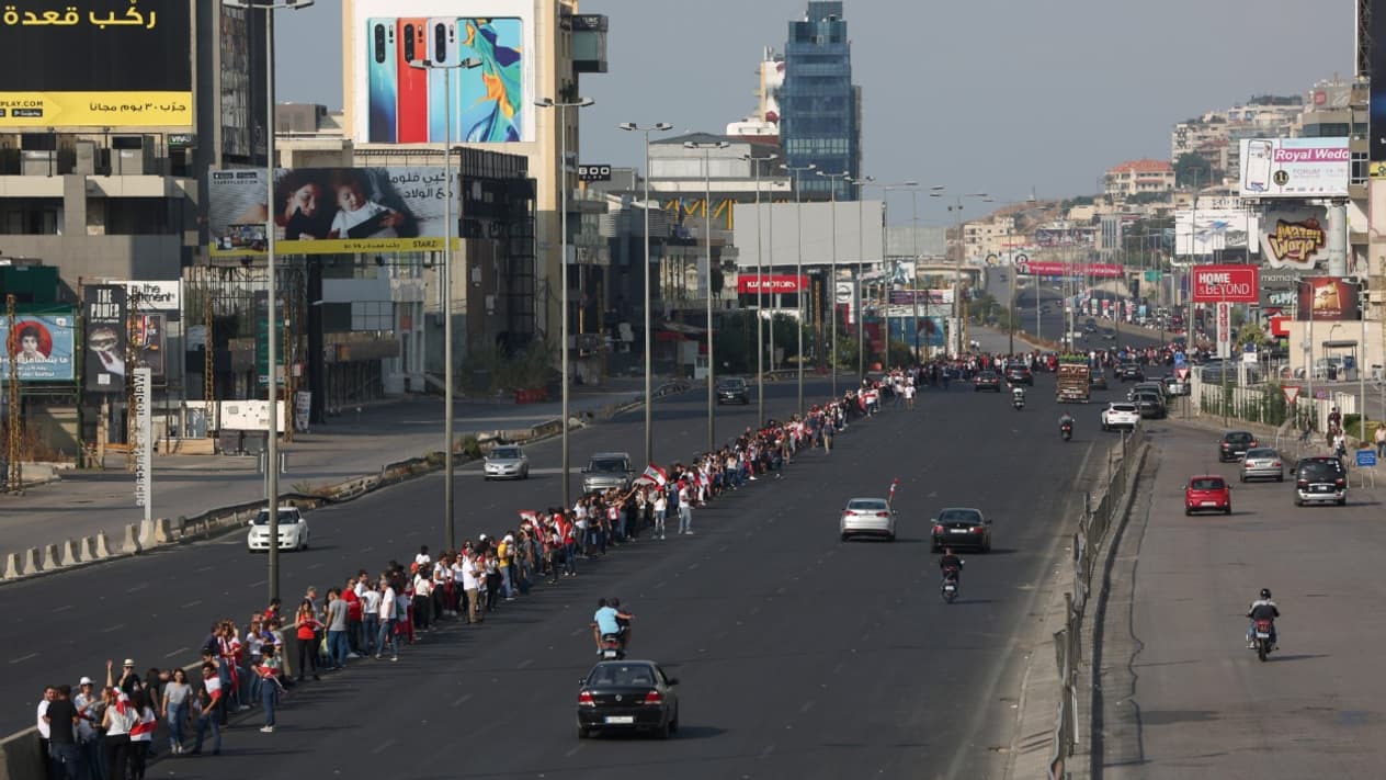 Chaîne humaine le long de l'autoroute au nord de Beyrouth, le 27 octobre 2019 Chaîne humaine le long de l'autoroute au nord de Beyrouth, le 27 octobre 2019