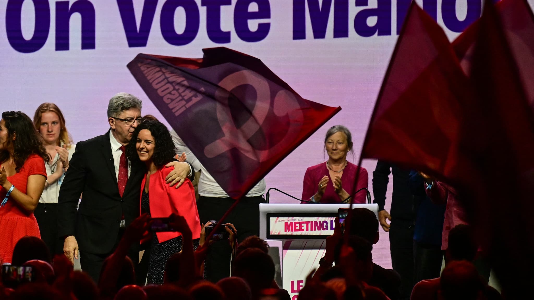 Manon Aubry, tête de liste LFI aux élections européennes, et Jean-Luc Mélenchon, lors d'un meeting à Lyon, le 6 juin 2024.