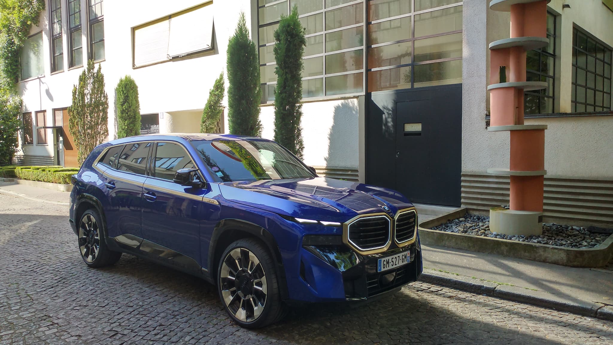 BMW a aussi misé sur une esthétique très luxueuse, voir ostentatoire dans notre version d’essai, avec des détails or, ou ouvragés en diamant sur une teinte bleue profonde finement pailletée.