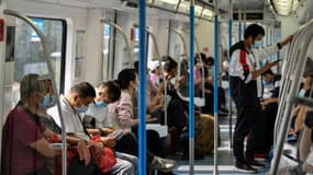 Des personnes masquées dans le métro de Wuhan, le 28 septembre 2020 en Chine